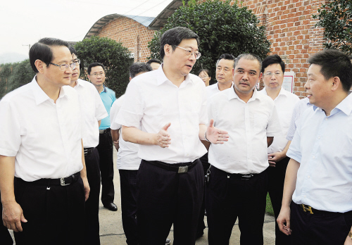 大力提升花炮生产机械化水平 省委副书记、省长杜家毫来我司视察